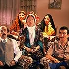 Cezmi Baskin, Meral Çetinkaya, and Bican Günalan in Vizontele Tuuba (2003)