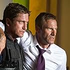 Aaron Eckhart and Gerard Butler in Olympus Has Fallen (2013)