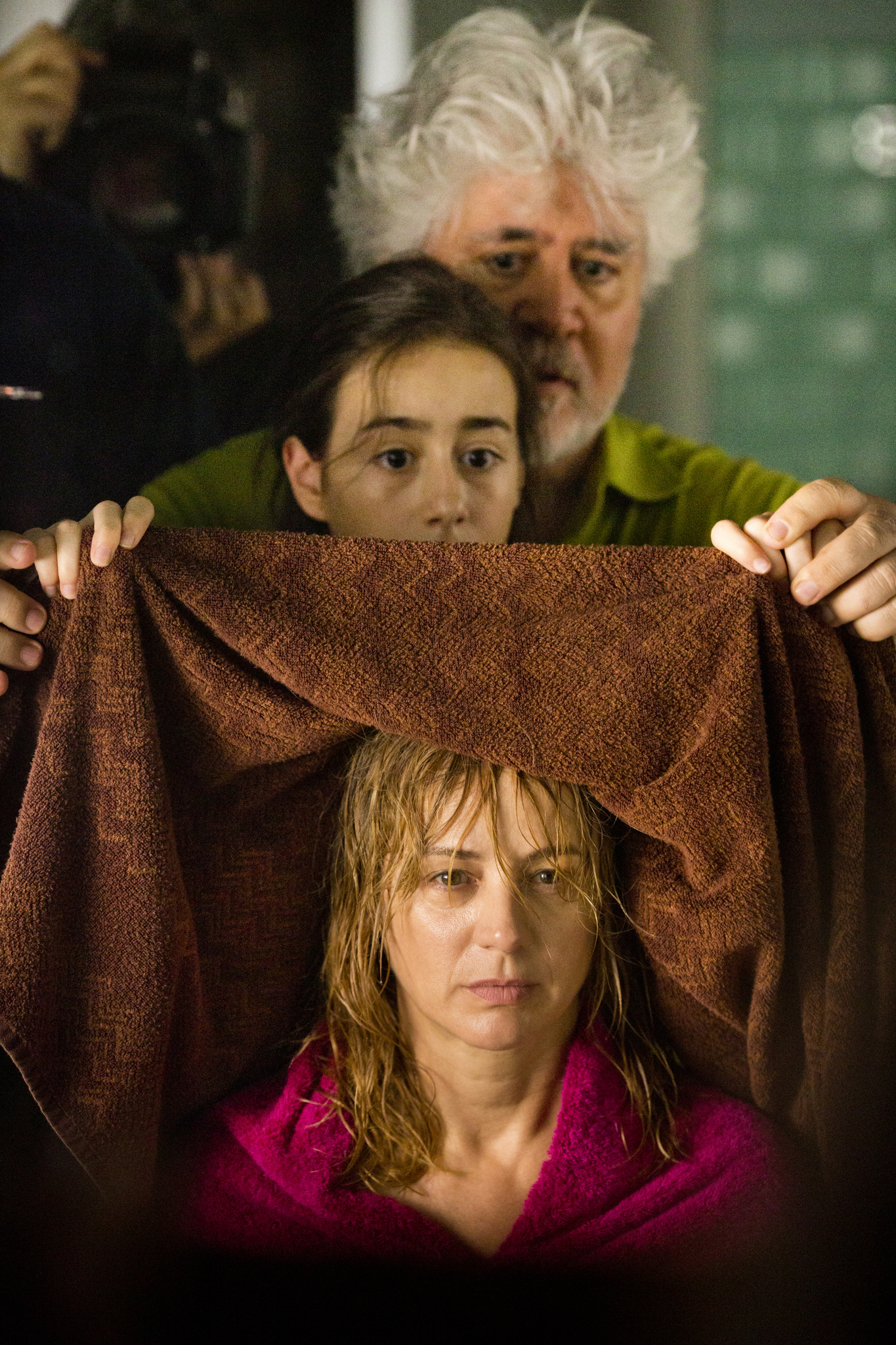 Pedro Almodóvar, Emma Suárez, and Priscilla Delgado in Julieta (2016)