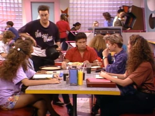 Elizabeth Berkley, Mark-Paul Gosselaar, Tiffani Thiessen, Ed Alonzo, Mario Lopez, and Lark Voorhies in Saved by the Bell (1989)