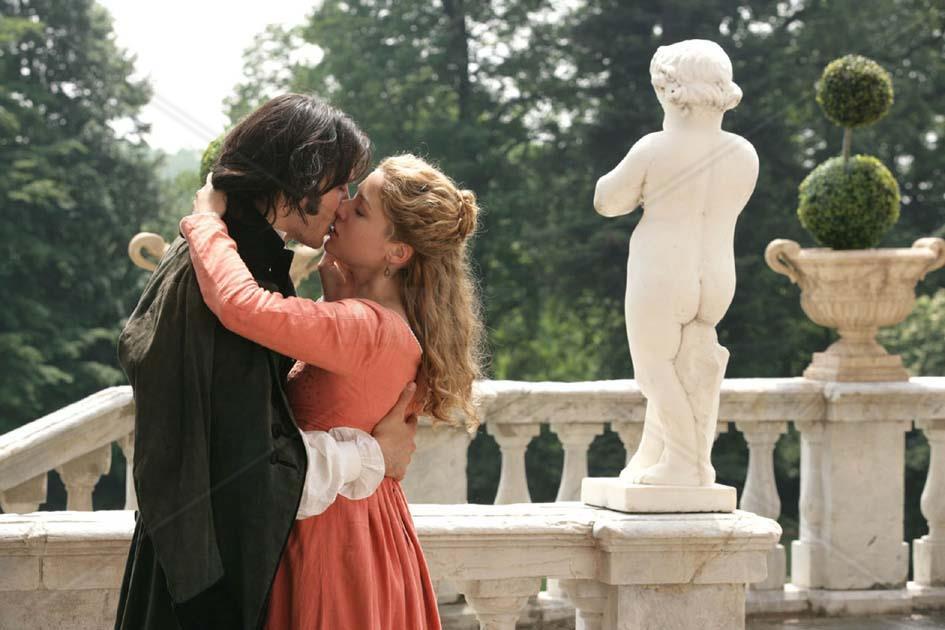 Giulio Berruti and Sarah Felberbaum in La figlia di Elisa - Ritorno a Rivombrosa (2007)