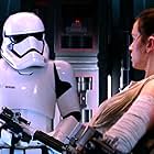 Daniel Craig and Daisy Ridley in Star Wars: Episode VII - The Force Awakens (2015)