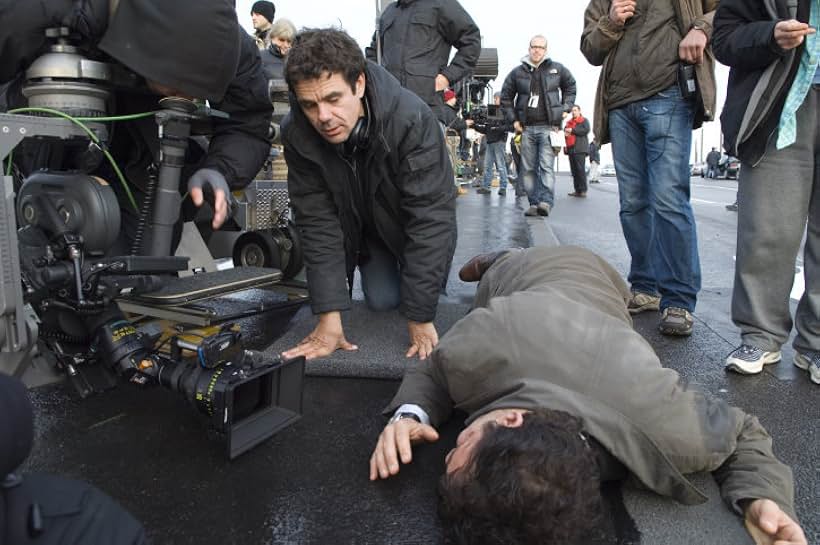 Clive Owen and Tom Tykwer in The International (2009)