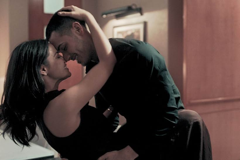 Alejandro Speitzer and Maite Perroni in Dark Desire (2020)