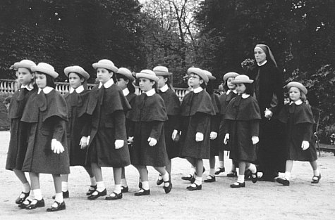 Frances McDormand, Rachel Dennis, Eloise Eonnet, Morgane Farcat, Pilar Garrard, Emilie Jessula, Hatty Jones, Alice Lavaud, Christina Mangani, Jessica Mason, Alix Ponchon, Bianca Strohmann, and Clare Thomas in Madeline (1998)