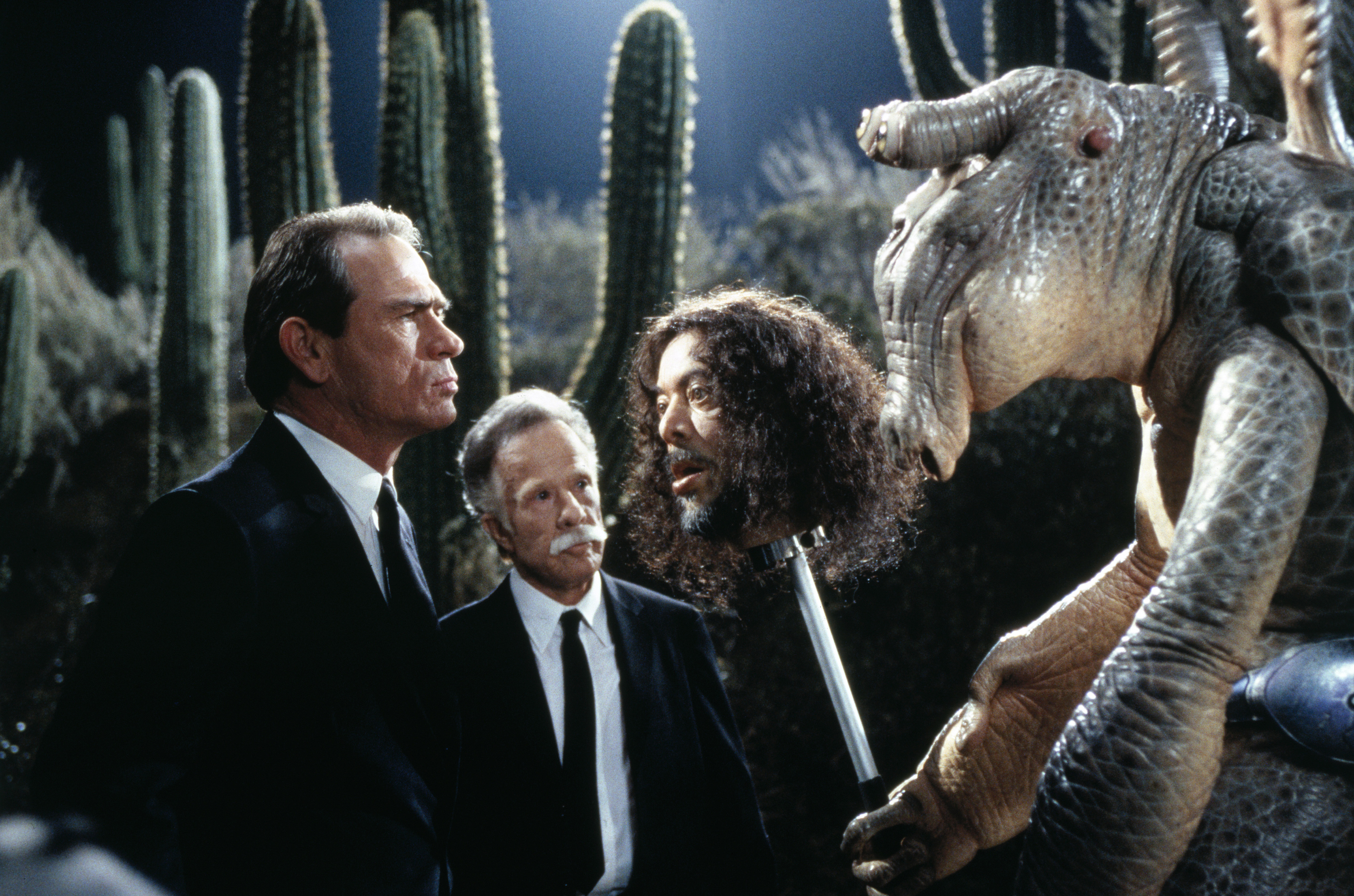 Tommy Lee Jones, John Alexander, Sergio Calderón, and Richard Hamilton in Men in Black (1997)