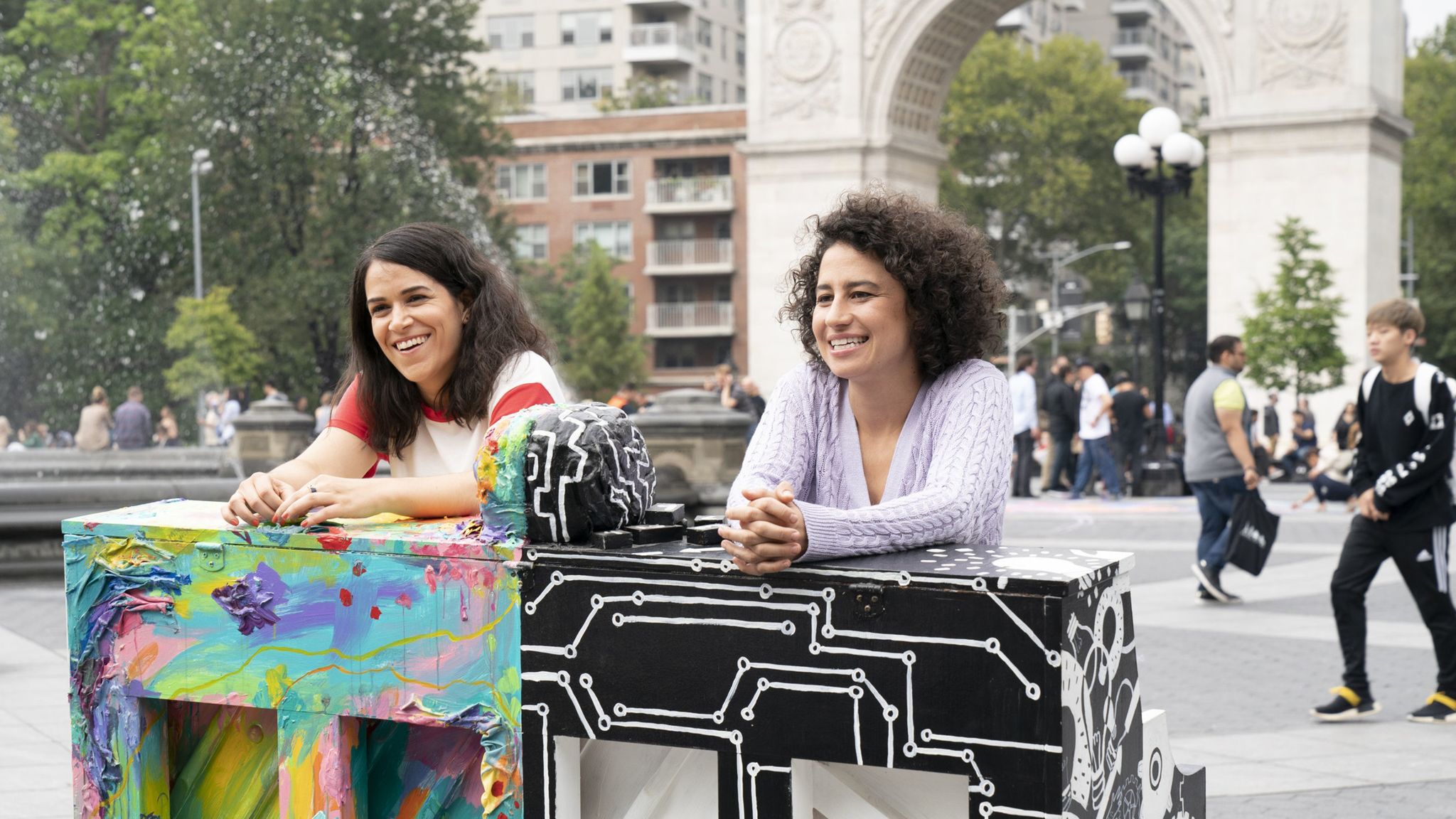 Abbi Jacobson and Ilana Glazer in Broad City (2014)