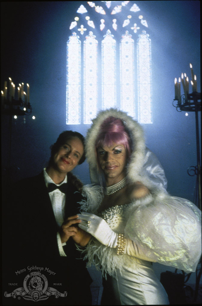 Sarah Chadwick and Hugo Weaving in The Adventures of Priscilla, Queen of the Desert (1994)