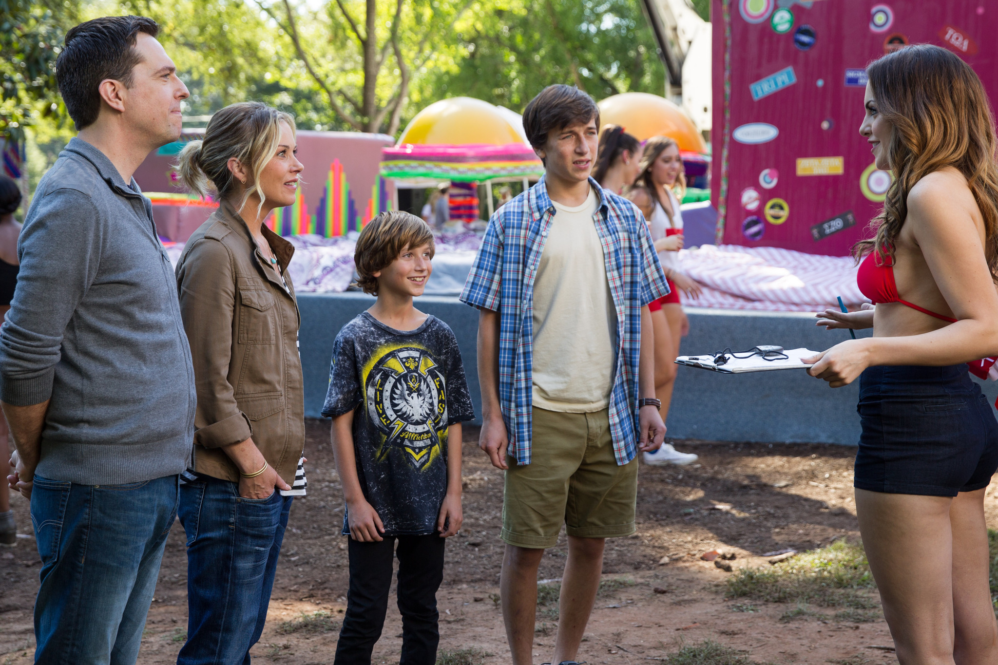 Christina Applegate, Ed Helms, Skyler Gisondo, Elizabeth Gillies, and Steele Stebbins in Vacation (2015)