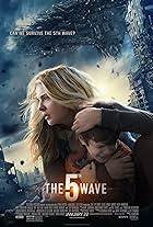 Chloë Grace Moretz and Zackary Arthur in The 5th Wave (2016)