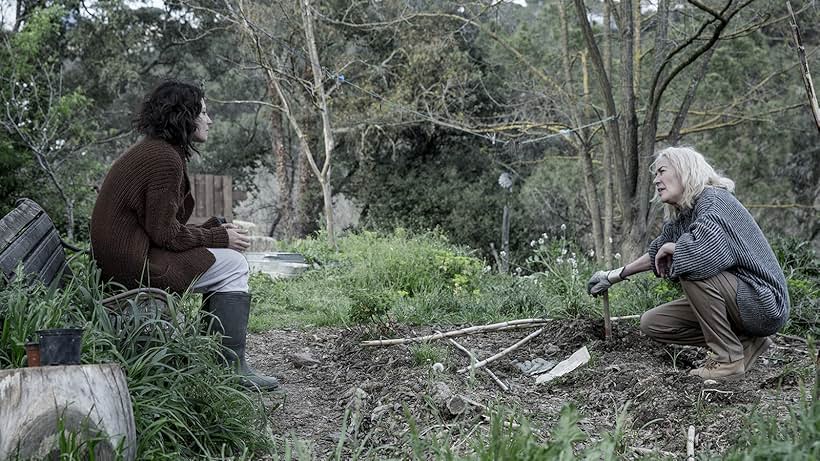 Susi Sánchez and Bárbara Lennie in Sunday's Illness (2018)