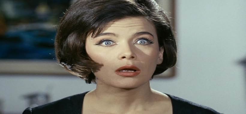 Jenny Karezi in Mia trelli... trelli oikogeneia (1965)