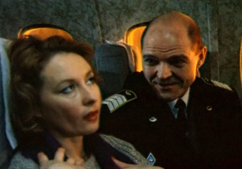 Larisa Udovichenko and Aleksey Zharkov in Vals zolotykh teltsov (1992)