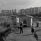 Giorgio Listuzzi and Gabriella Pallotta in The Roof (1956)