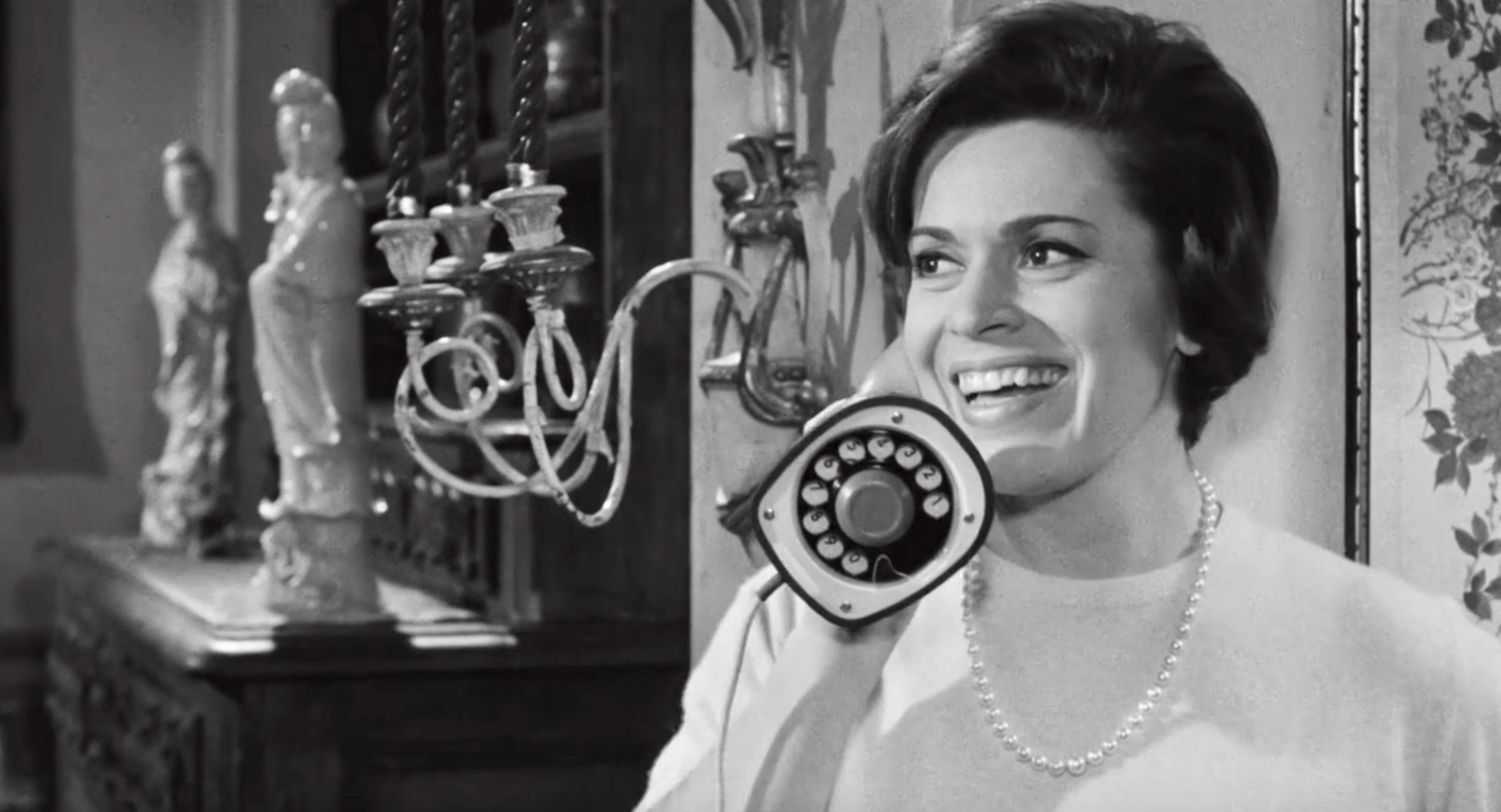 Franca Valeri in Gli onorevoli (1963)