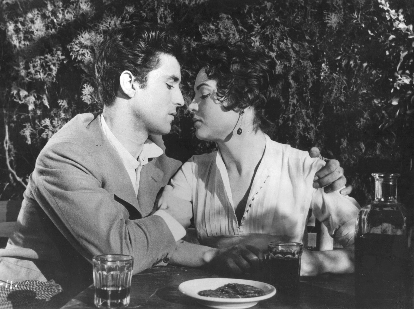 Sara Montiel and José Moreno in El último cuplé (1957)