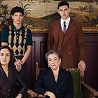 Ernesto Alterio, Mariola Fuentes, Carmen Maura, Alejandro Speitzer, Cecilia Suárez, and Isaac Hernández in Someone Has to Die (2020)