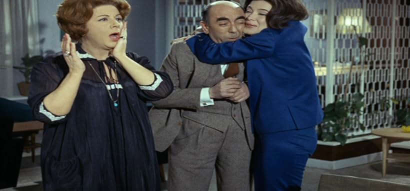 Mary Aroni, Jenny Karezi, and Dionysis Papagiannopoulos in Mia trelli... trelli oikogeneia (1965)