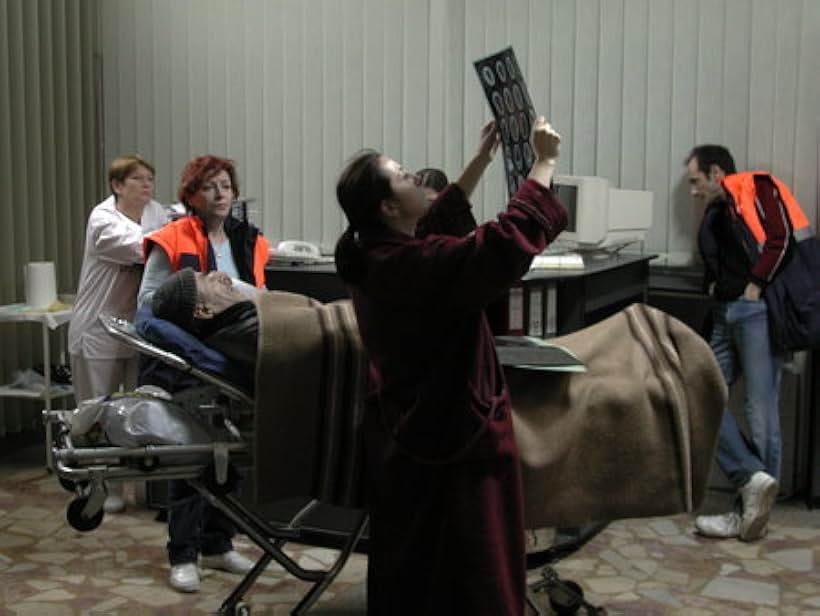 Ion Fiscuteanu, Luminita Gheorghiu, Gabriel Spahiu, and Mirela Cioaba in The Death of Mr. Lazarescu (2005)