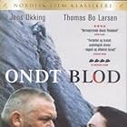 Thomas Bo Larsen and Jens Okking in Ondt blod (1996)