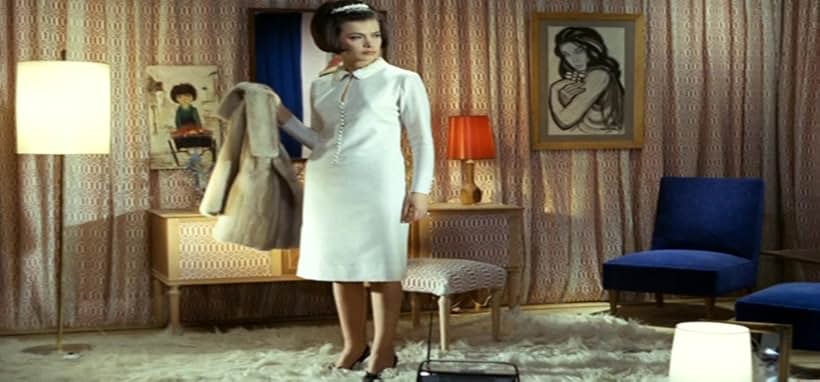 Jenny Karezi in Mia trelli... trelli oikogeneia (1965)