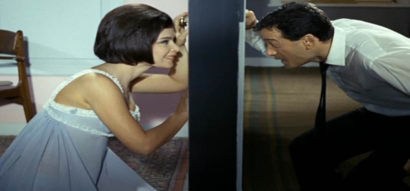 Alekos Alexandrakis and Jenny Karezi in Mia trelli... trelli oikogeneia (1965)