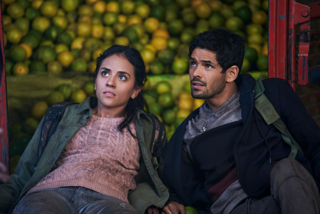 Valeria Burgos and Ricardo Abarca in El Repatriado (2022)