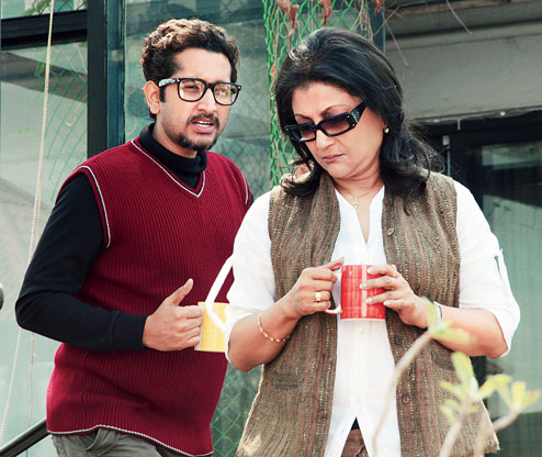 Aparna Sen and Parambrata Chattopadhyay in Chotushkone (2014)