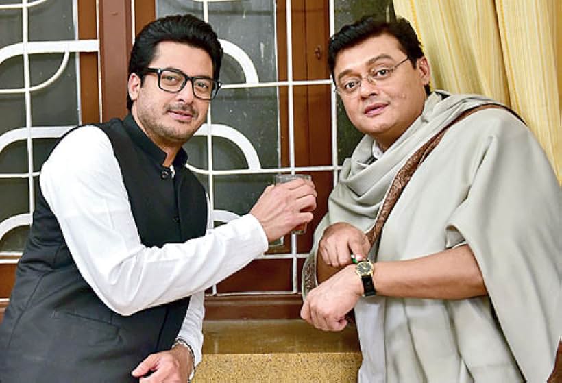 Saswata Chatterjee and Jisshu Sengupta in Byomkesh O Chiriakhana (2016)