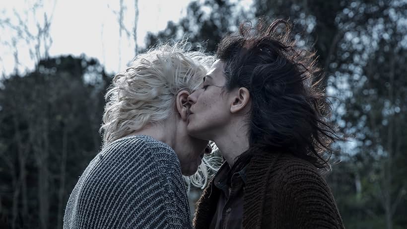 Susi Sánchez and Bárbara Lennie in Sunday's Illness (2018)