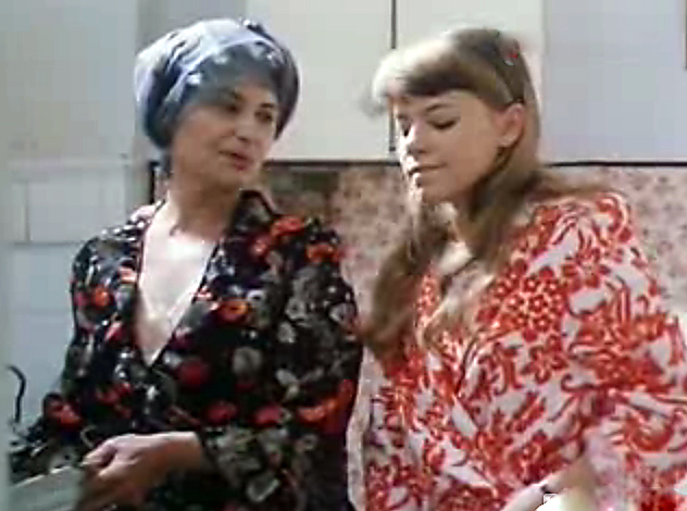 Yana Poplavskaya and Constantsa Tirtseu in Perekhodny vozrast (1981)
