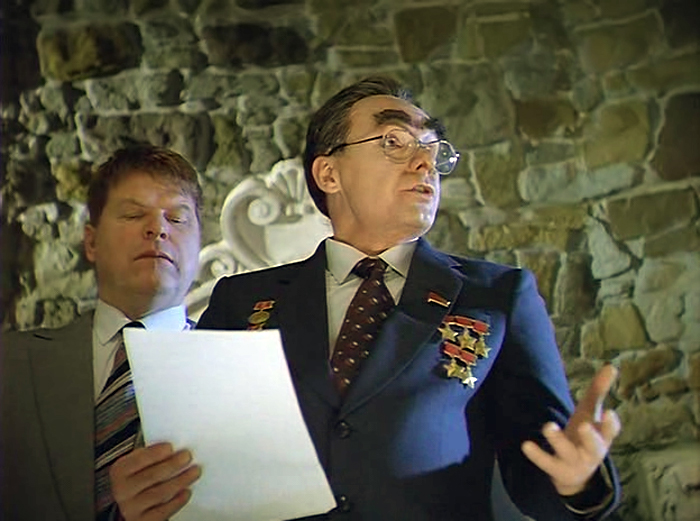 Mikhail Kokshenov and Andrey Myagkov in Na Deribasovskoy khoroshaya pogoda, ili Na Brayton-Bich opyat idut dozhdi (1993)