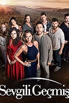 Emre Kinay, Ece Uslu, Seçkin Özdemir, Elifcan Ongurlar, Burak Yamantürk, Sevda Erginci, Burak Çelik, Özge Özacar, and Melis Sezen in Sevgili Geçmis (2019)