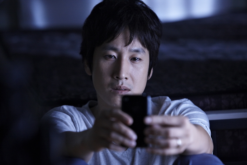 Lee Sun-kyun in Helpless (2012)