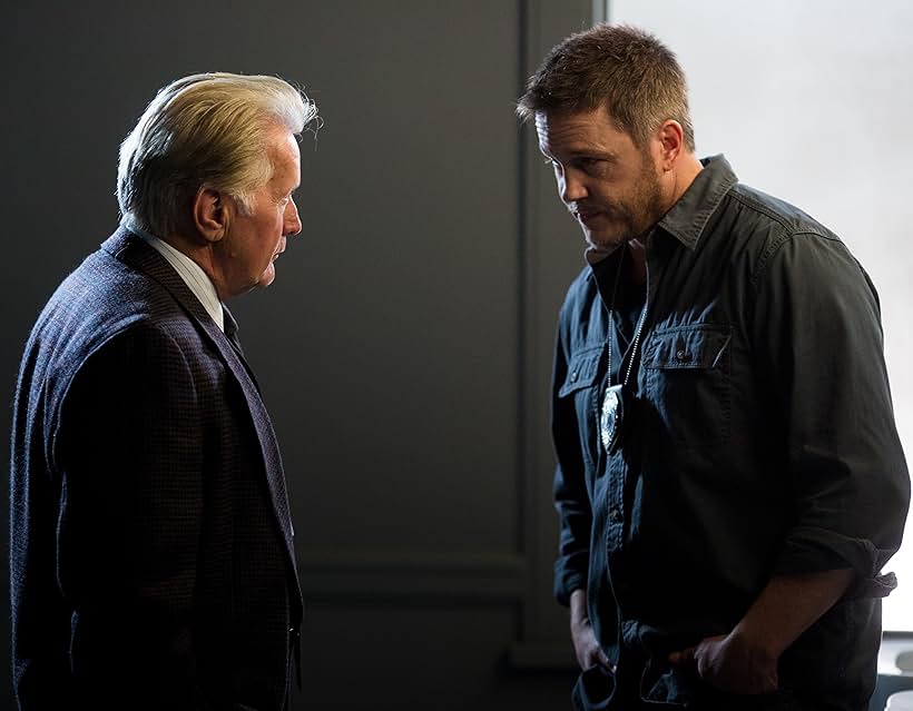 Martin Sheen and Lochlyn Munro in Badge of Honor (2015)