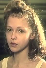 Anzhelika Nevolina in Viktoriya (Bumazhnyy patefon) (1987)