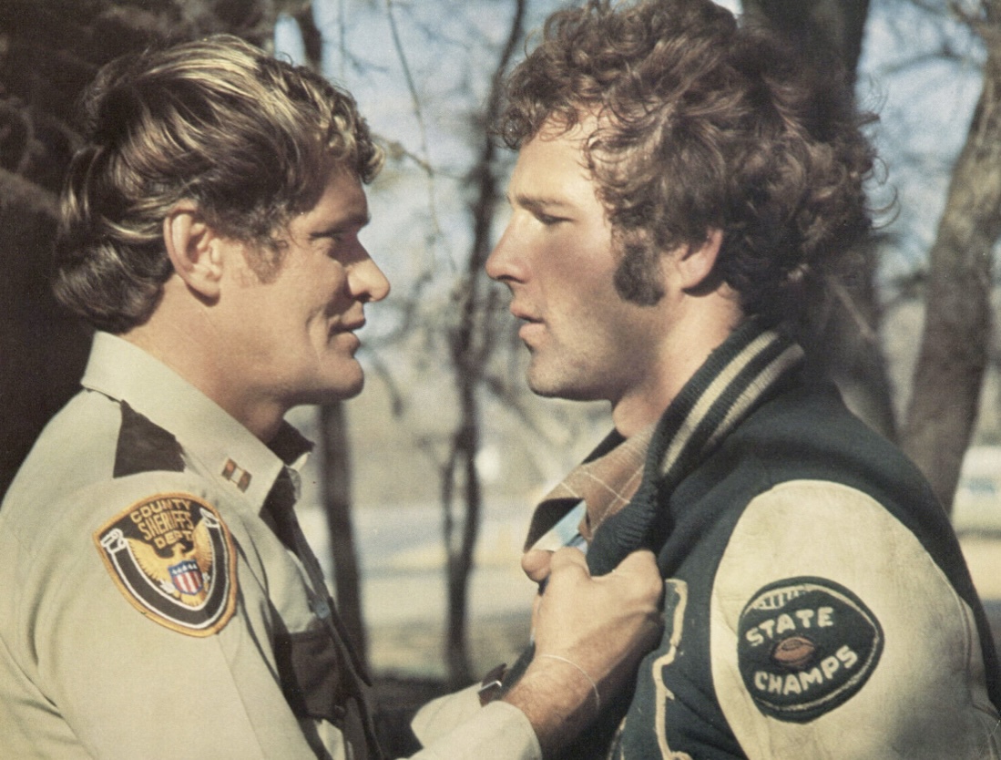 Timothy Bottoms and Bo Hopkins in A Small Town in Texas (1976)