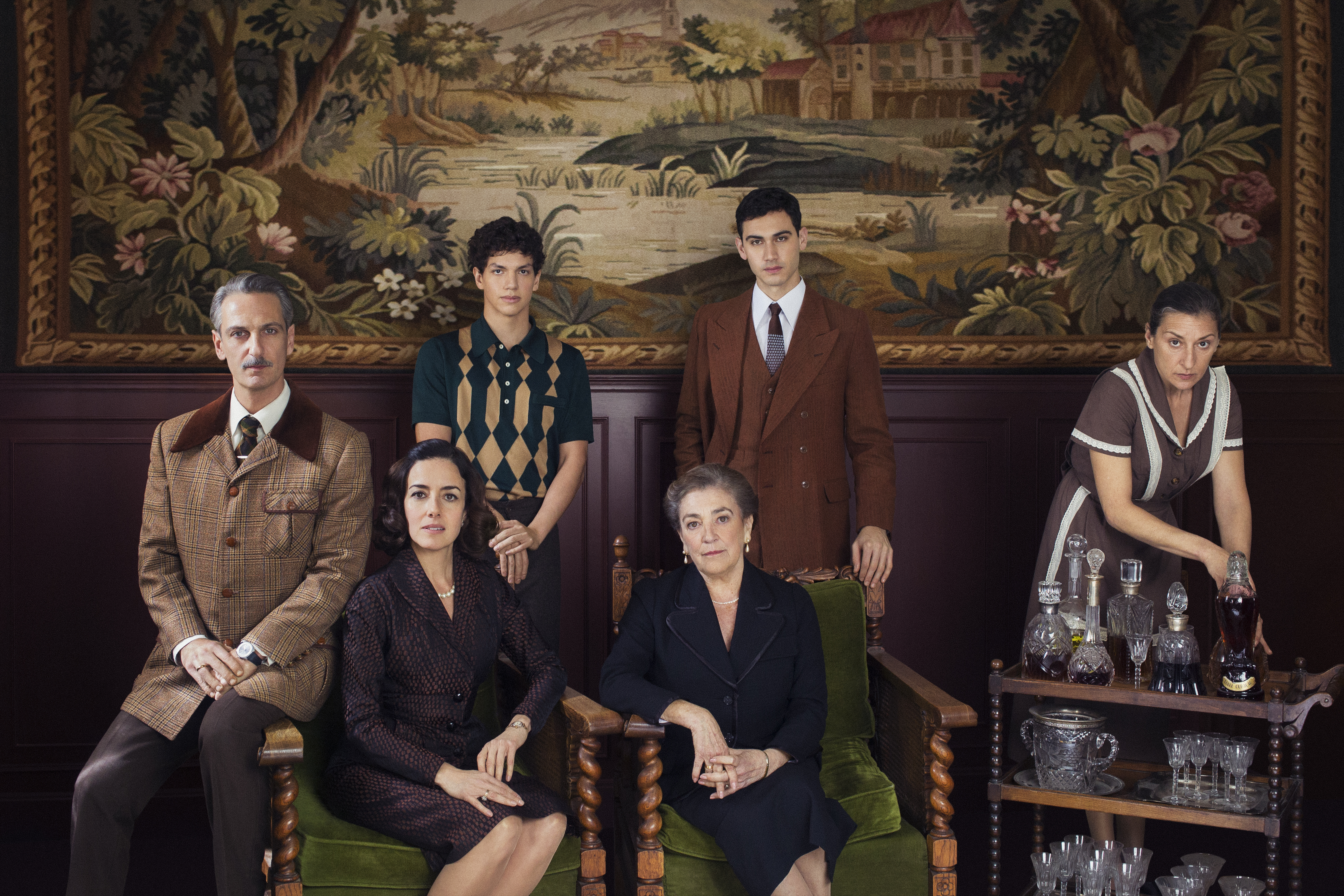 Ernesto Alterio, Mariola Fuentes, Carmen Maura, Alejandro Speitzer, Cecilia Suárez, and Isaac Hernández in Someone Has to Die (2020)