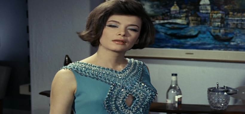 Jenny Karezi in Mia trelli... trelli oikogeneia (1965)