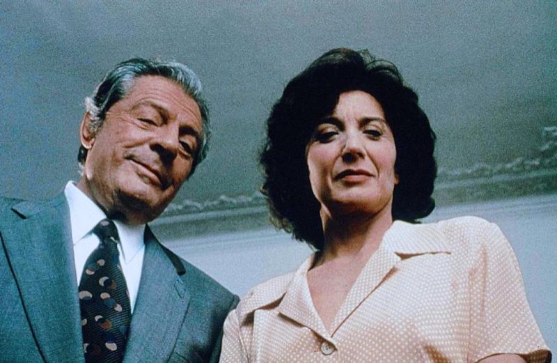 Marcello Mastroianni and Marisa Paredes in Three Lives and Only One Death (1996)