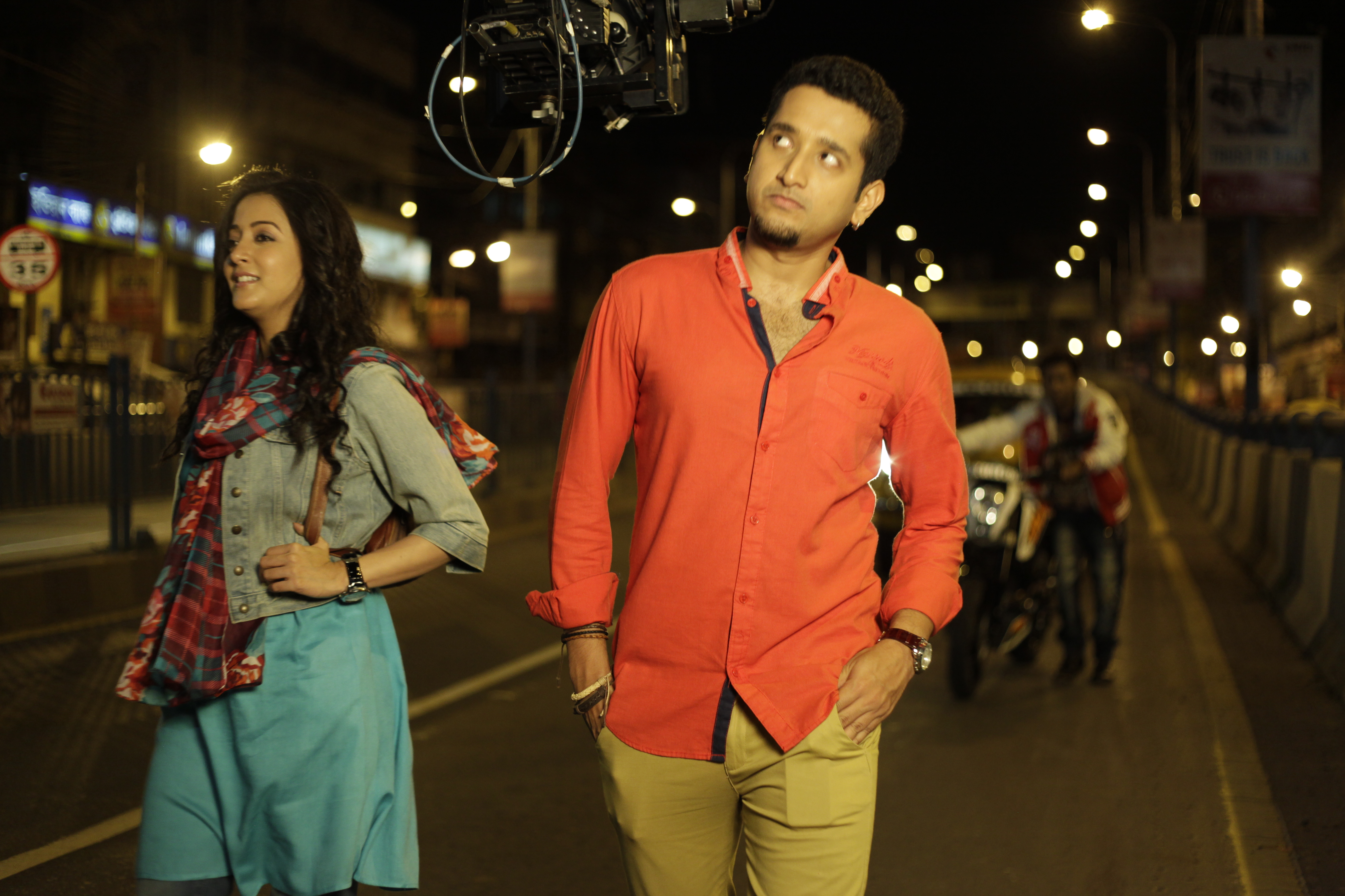 Raima Sen and Parambrata Chattopadhyay in Roga Howar Sohoj Upay (2015)