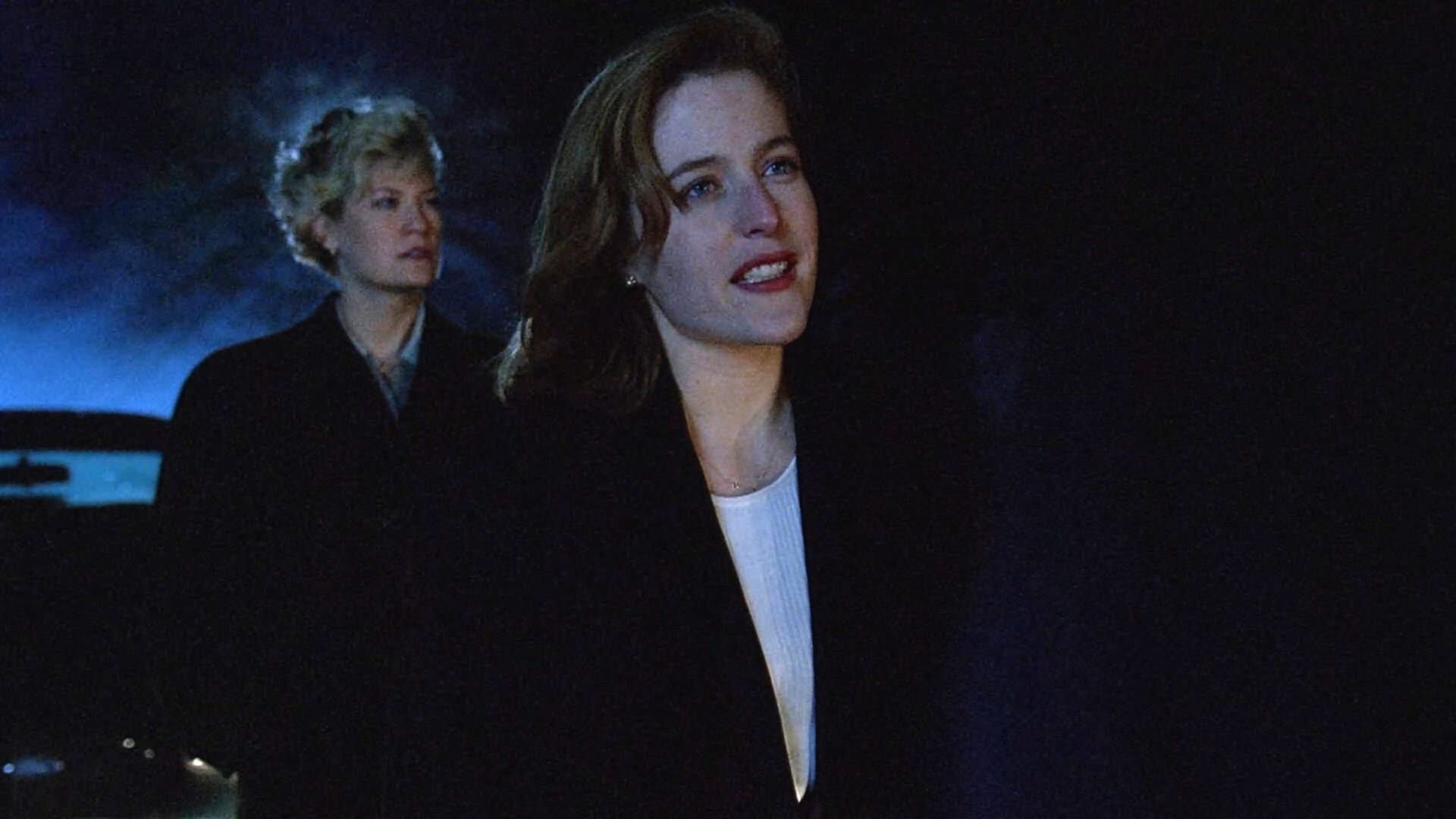 Gillian Anderson and Dana Wheeler-Nicholson in The X-Files (1993)