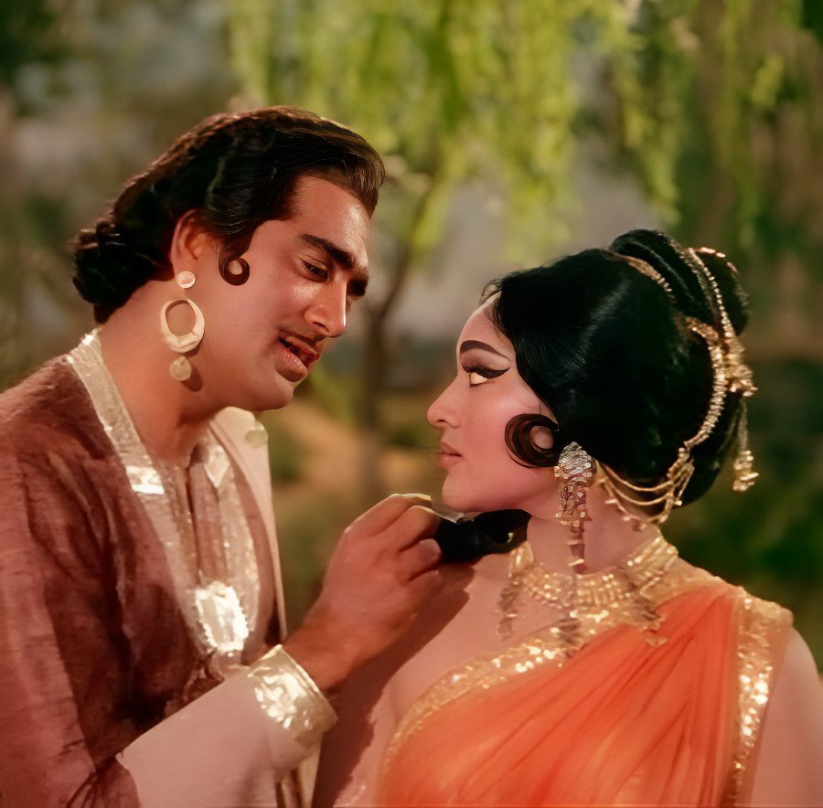 Sunil Dutt and Vyjayanthimala in Amrapali (1966)