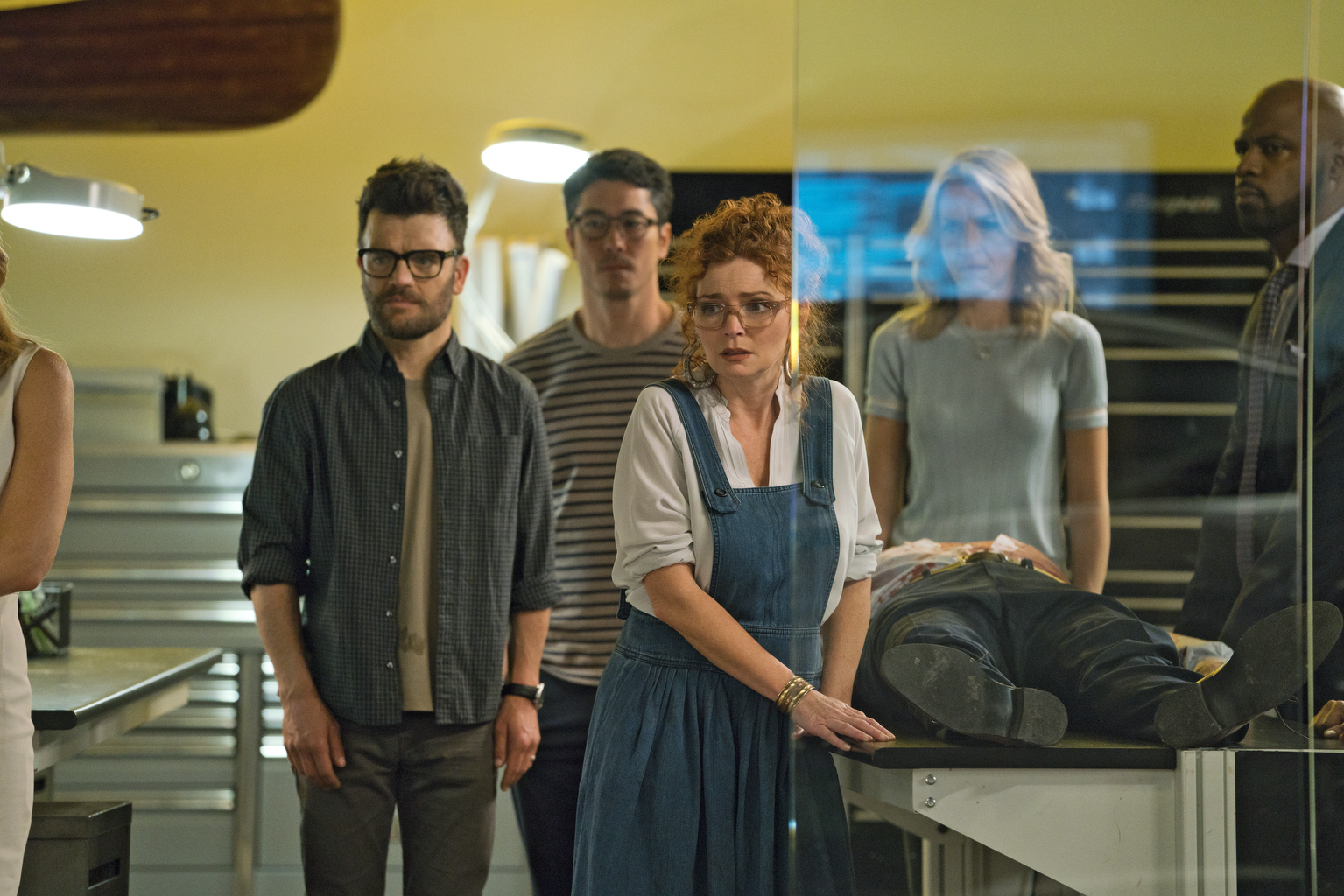 Ever Carradine, Ryan Sands, Brigid Brannagh, Kevin Weisman, and James Yaegashi in Runaways (2017)