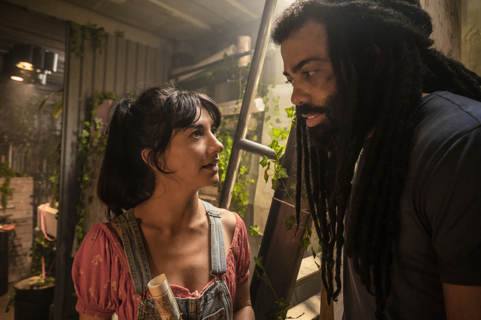 Sheila Vand and Daveed Diggs in Ouroboros (2022)