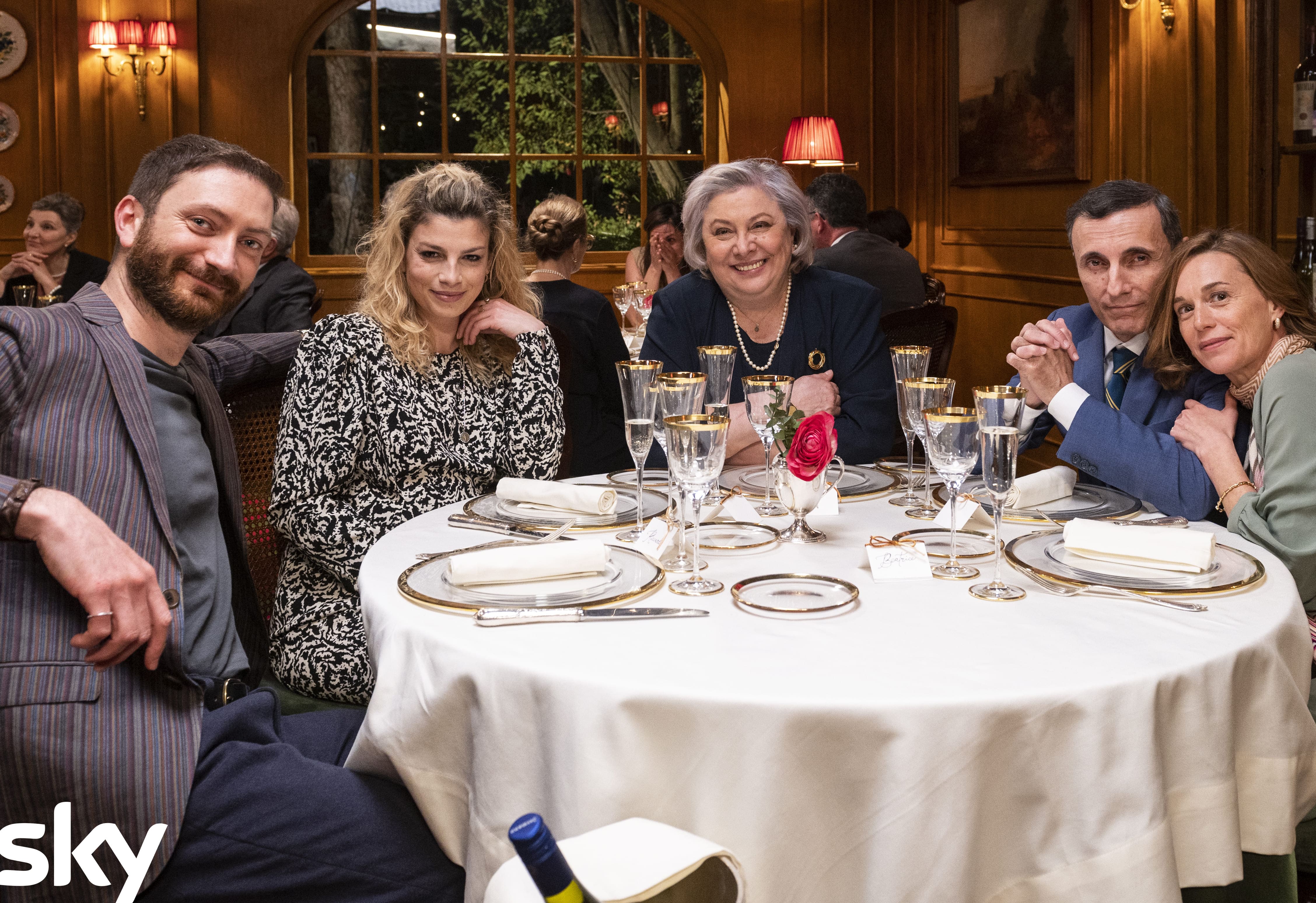 Milena Mancini, Paola Sotgiu, Valerio Aprea, Emma Marrone, and Alessio Moneta in A casa tutti bene - La serie (2021)