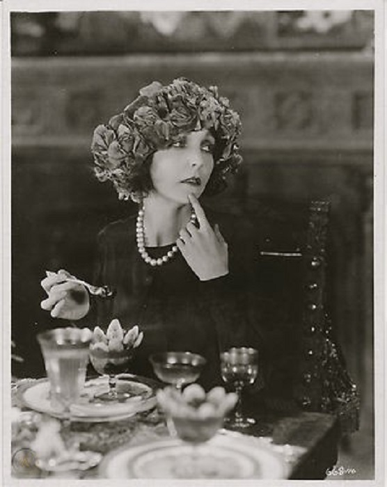 Zasu Pitts in The Fast Set (1924)