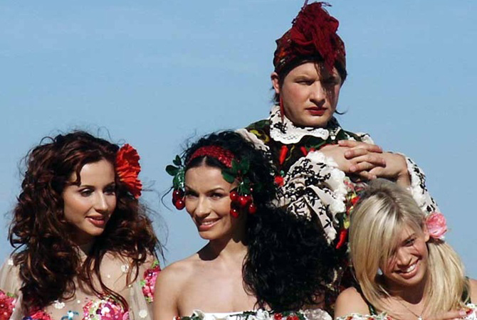 Vera Brezhneva, Nadya Meiher, Svetlana Loboda, and Andrey Danilko in Sorochinskaya yarmarka (2004)