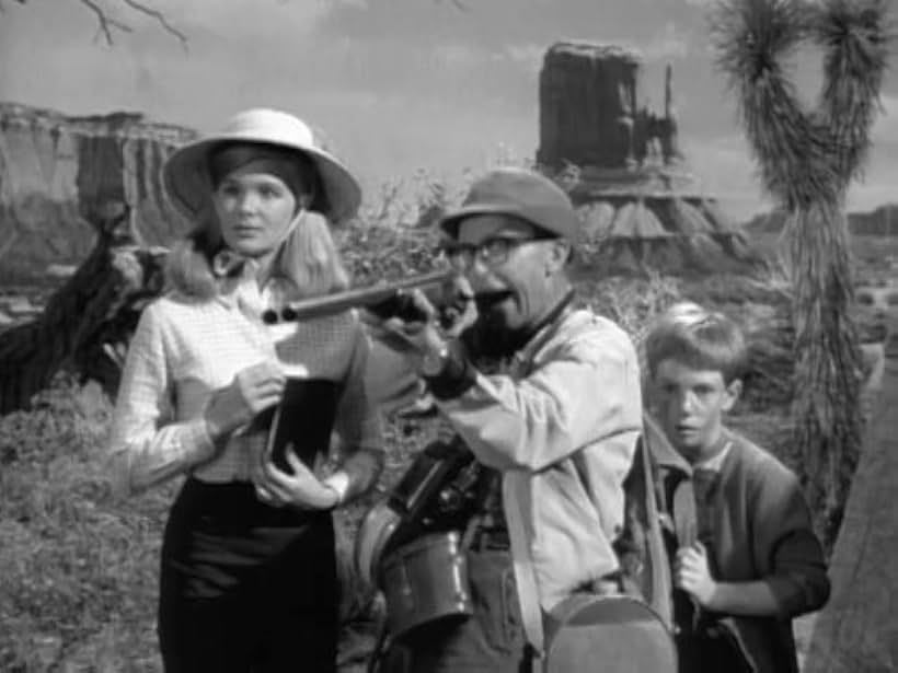 Linda Evans, Olan Soule, and Kim Tyler in My Favorite Martian (1963)
