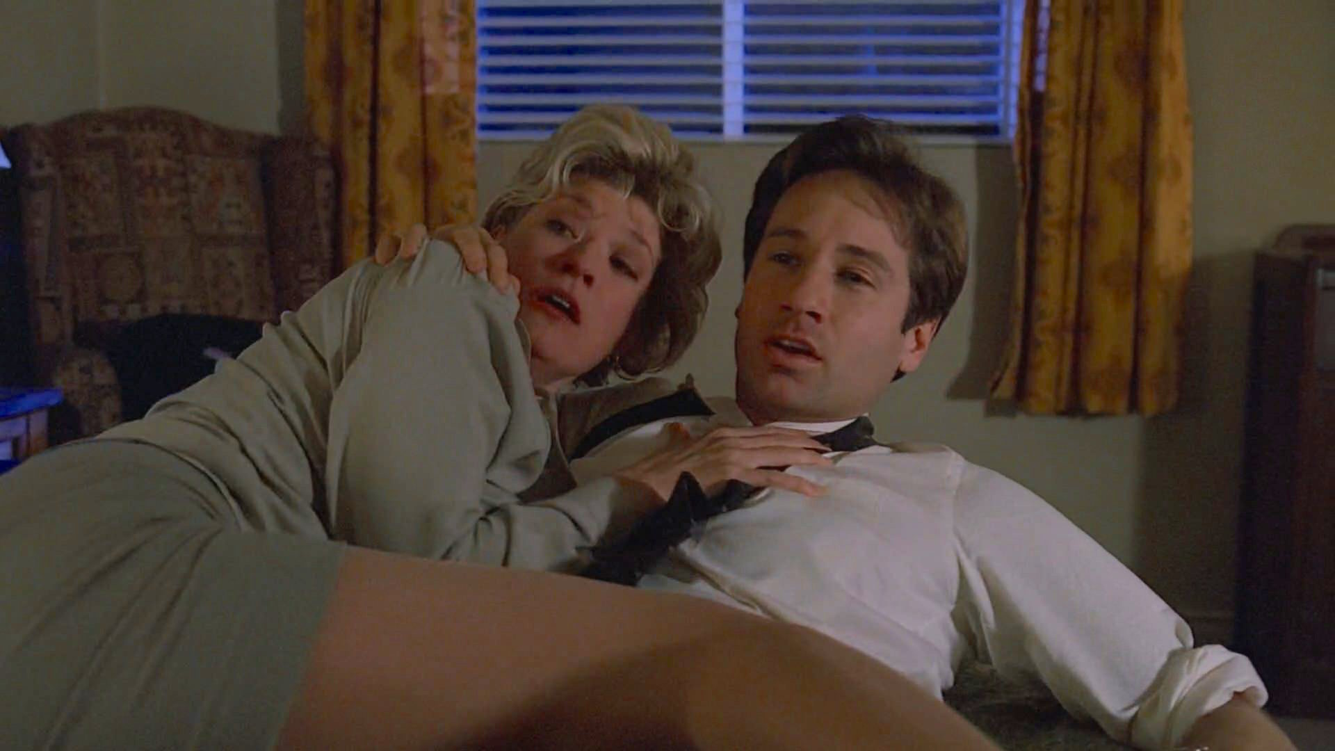 David Duchovny and Dana Wheeler-Nicholson in The X-Files (1993)